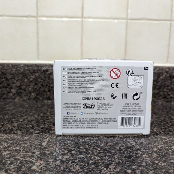 Funko POP Pokémon Waving Pikachu #553 - Picture 6 of 6